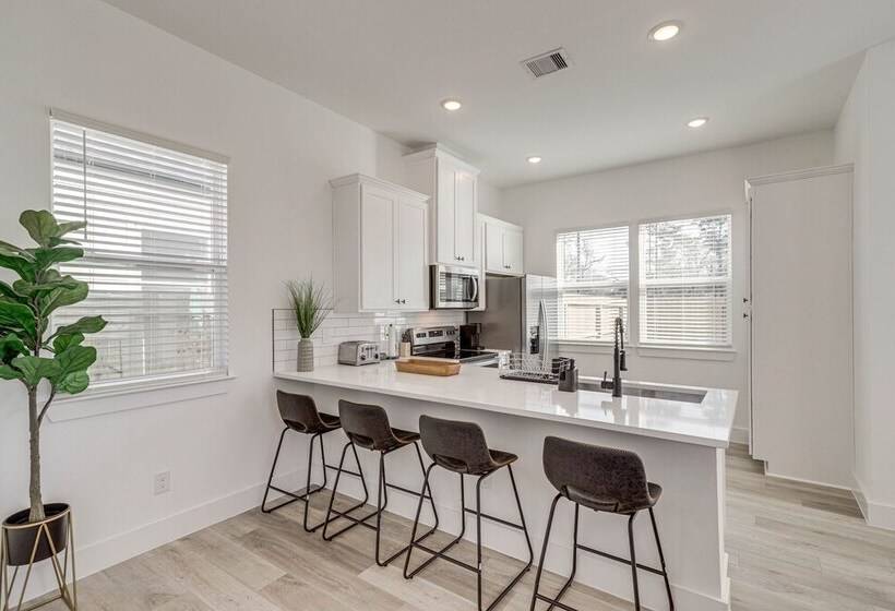 Modern Houston Vacation Rental, 8 Mi To Downtown!