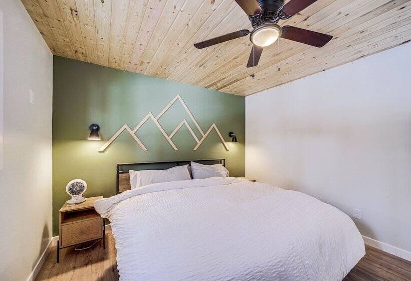 Modern Munds Park Retreat W/ Deck & Fire Pit!