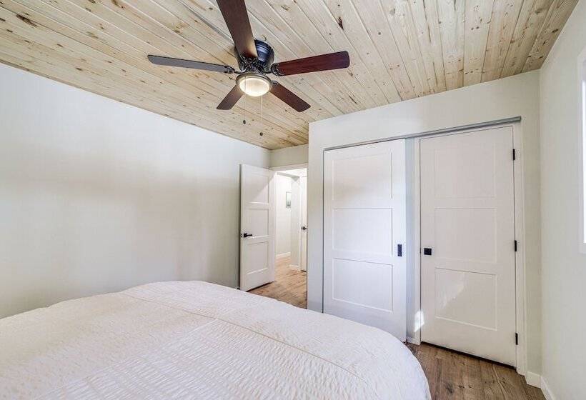 Modern Munds Park Retreat W/ Deck & Fire Pit!