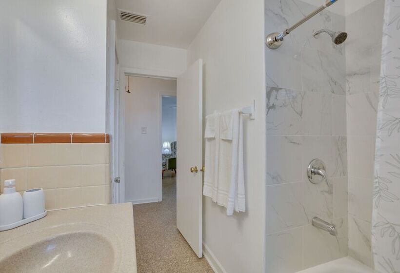 5 Mi To City Park: Charming Home Near Nola!