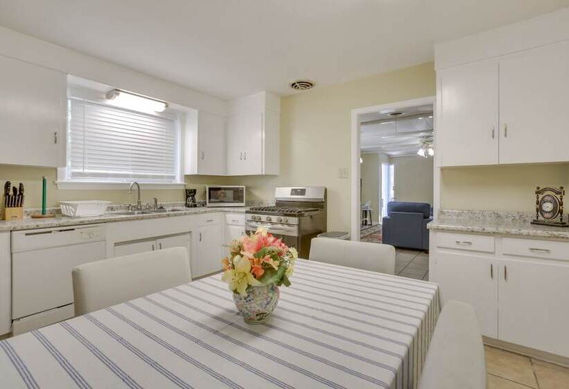 5 Mi To City Park: New Orleans Area Home