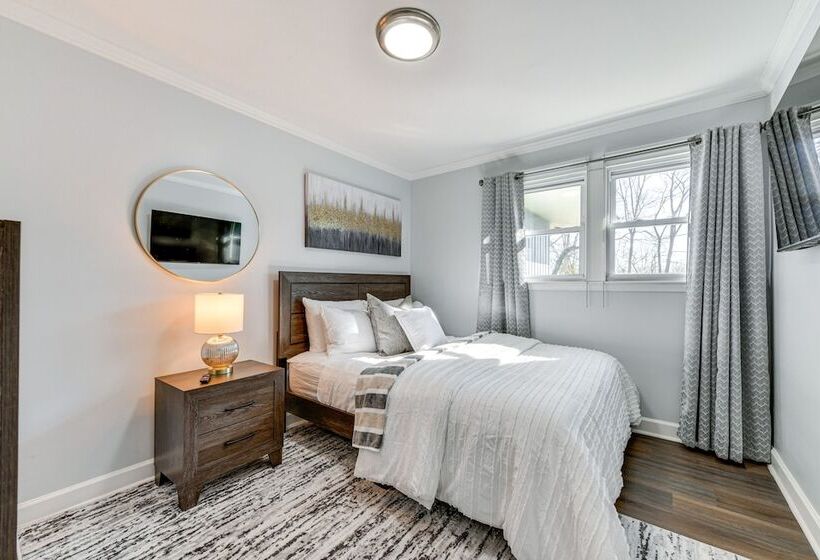 Newly Updated Home ~ 3 Mi To Downtown Charlotte!