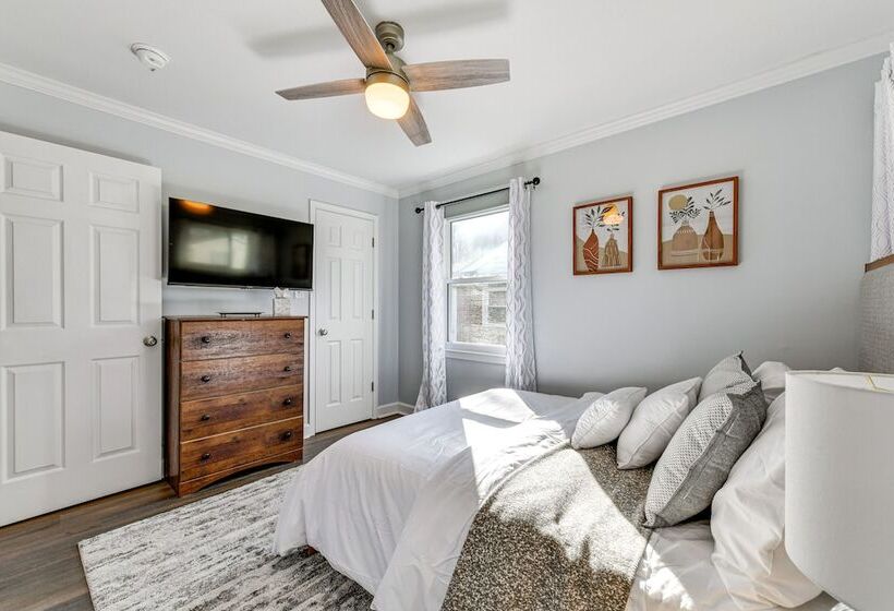 Newly Updated Home ~ 3 Mi To Downtown Charlotte!