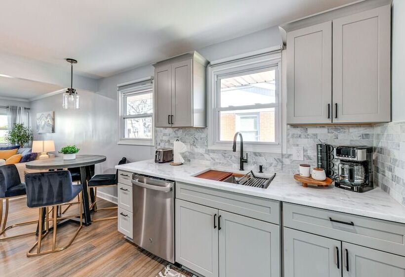 Newly Updated Home ~ 3 Mi To Downtown Charlotte!