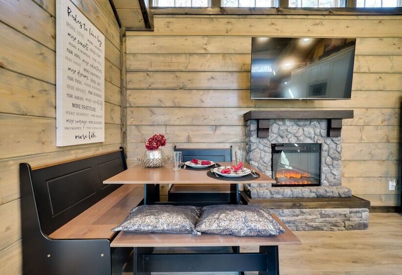 Pet Friendly Broken Bow Cabin: Hot Tub & Fireplace