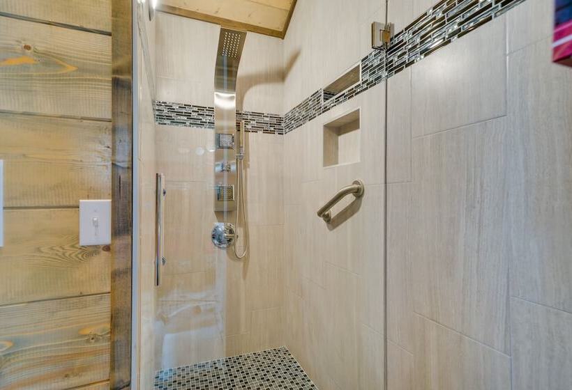 Pet Friendly Broken Bow Cabin: Hot Tub & Fireplace