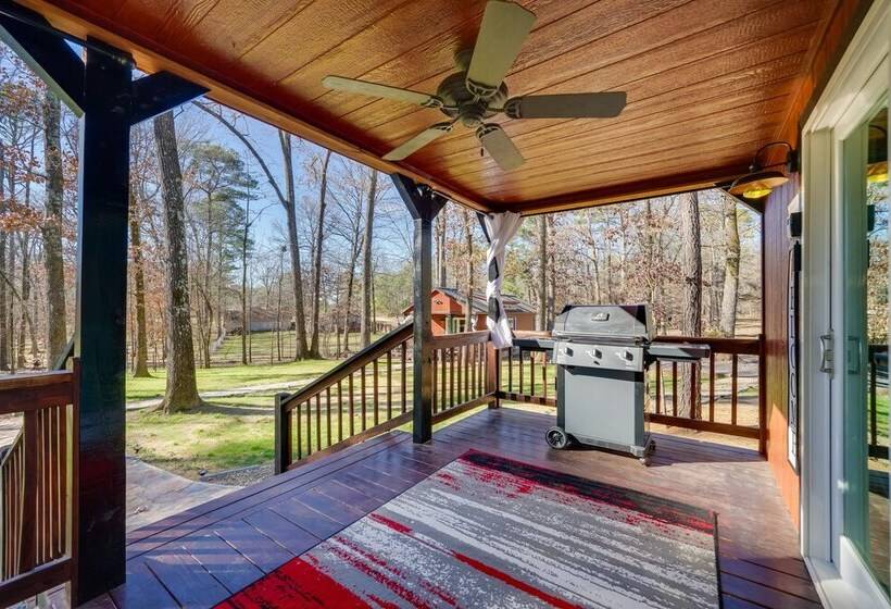 Pet Friendly Broken Bow Cabin: Hot Tub & Fireplace