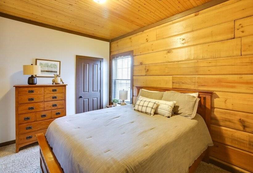 Peaceful Celina Cabin W/ Hot Tub & Lake View!