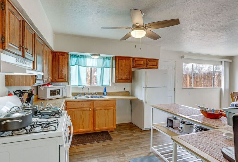 Farmington Family House: 4 Mi To Lake!