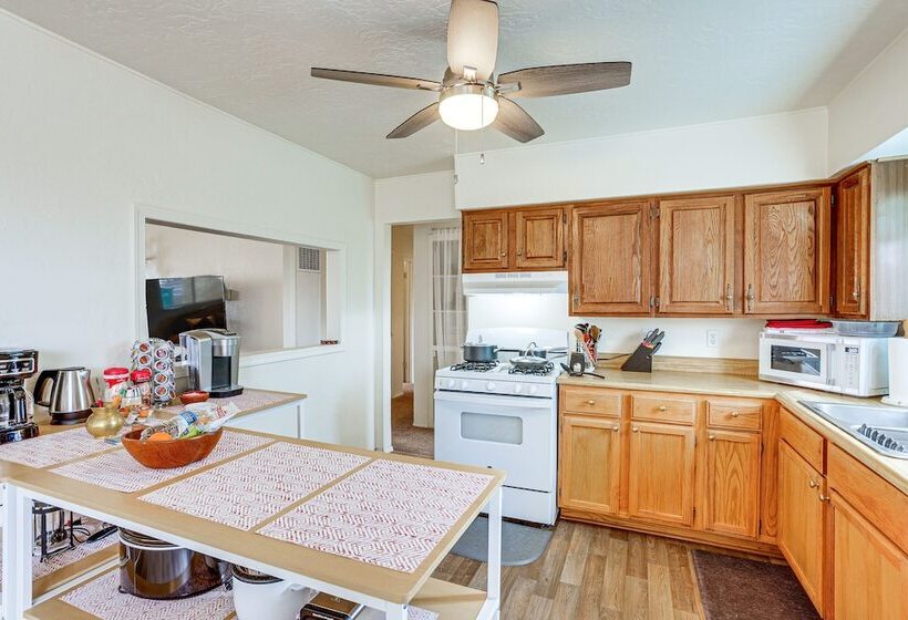 Farmington Family House: 4 Mi To Lake!