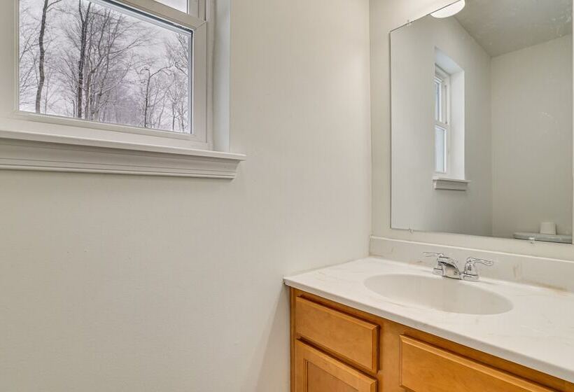 Poconos Retreat W/ Lake Access   5 Mi To Kalahari!