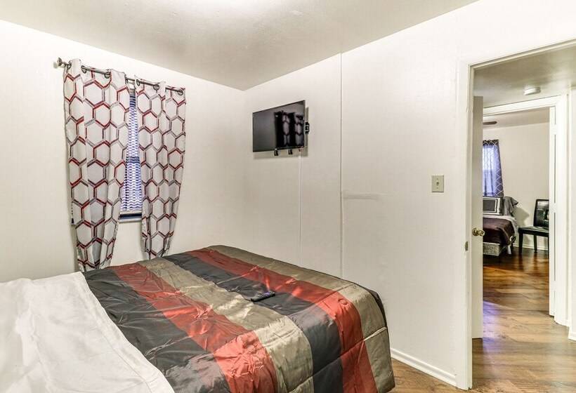 Quaint St Louis Home ~ 6 Mi To Downtown!