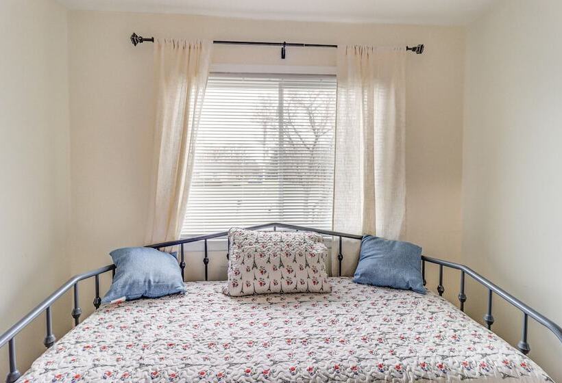 Quaint Toledo Home ~ 6 Mi To Downtown!