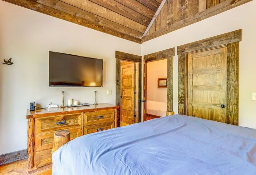 Quiet Blue Ridge Cabin W/ Hot Tub, Mountain Views!