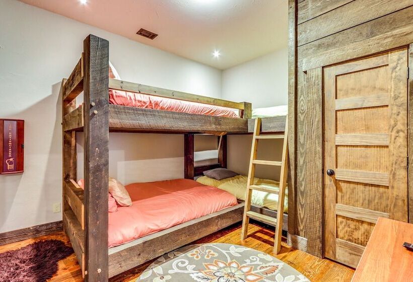 Quiet Blue Ridge Cabin W/ Hot Tub, Mountain Views!