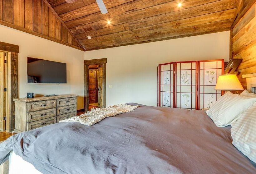 Quiet Blue Ridge Cabin W/ Hot Tub, Mountain Views!