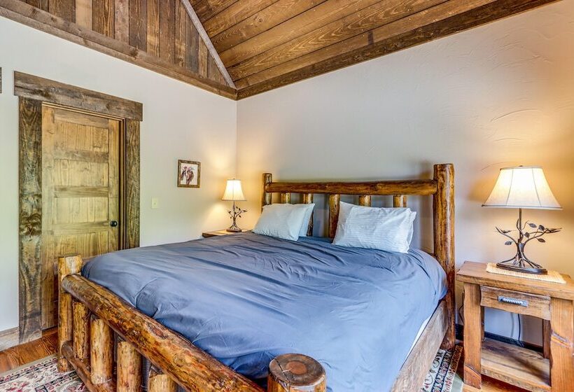 Quiet Blue Ridge Cabin W/ Hot Tub, Mountain Views!