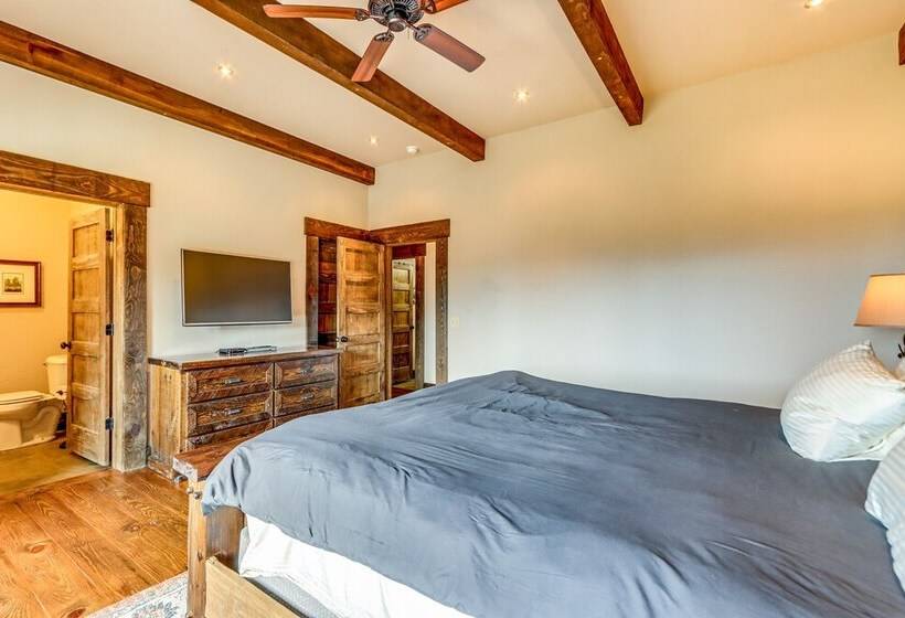 Quiet Blue Ridge Cabin W/ Hot Tub, Mountain Views!