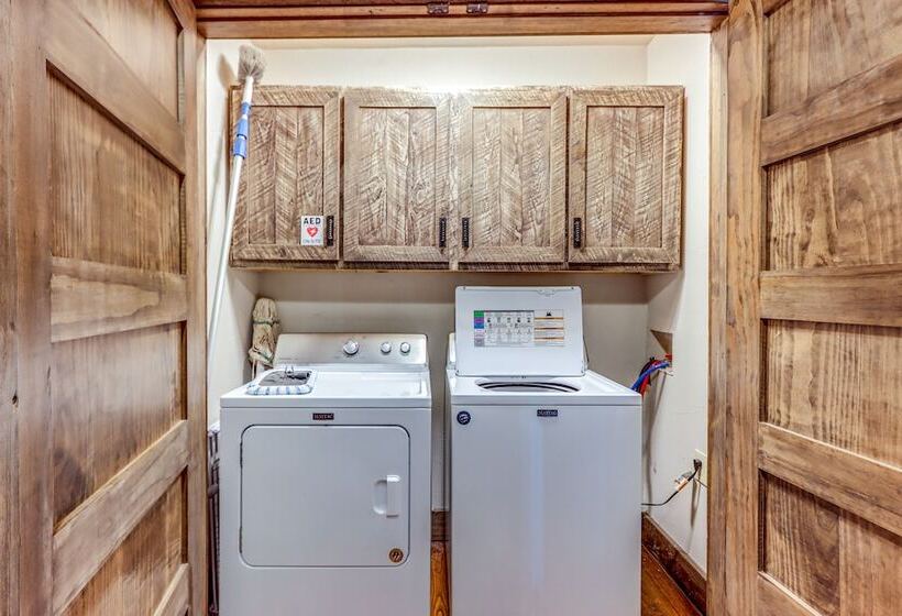 Quiet Blue Ridge Cabin W/ Hot Tub, Mountain Views!