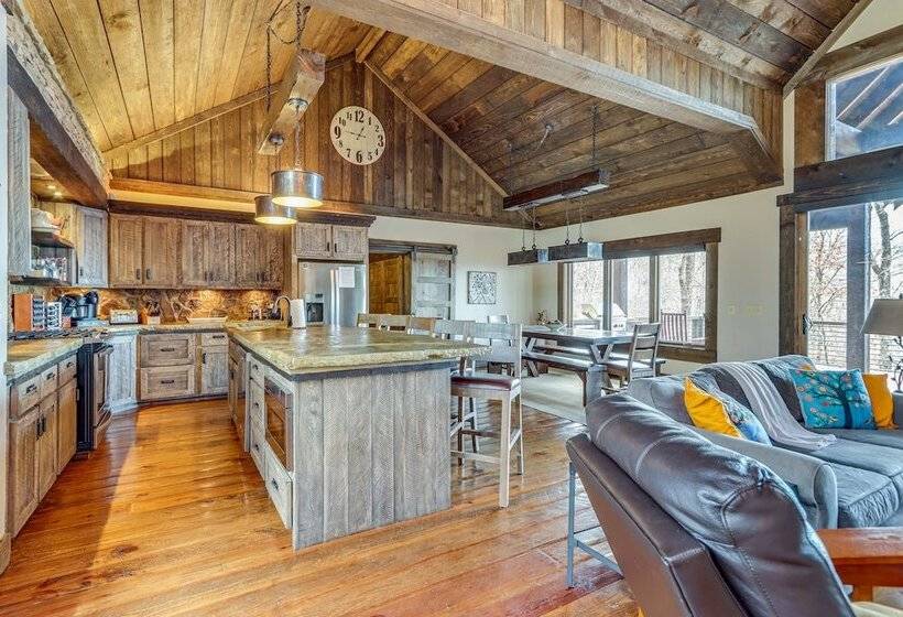 Quiet Blue Ridge Cabin W/ Hot Tub, Mountain Views!