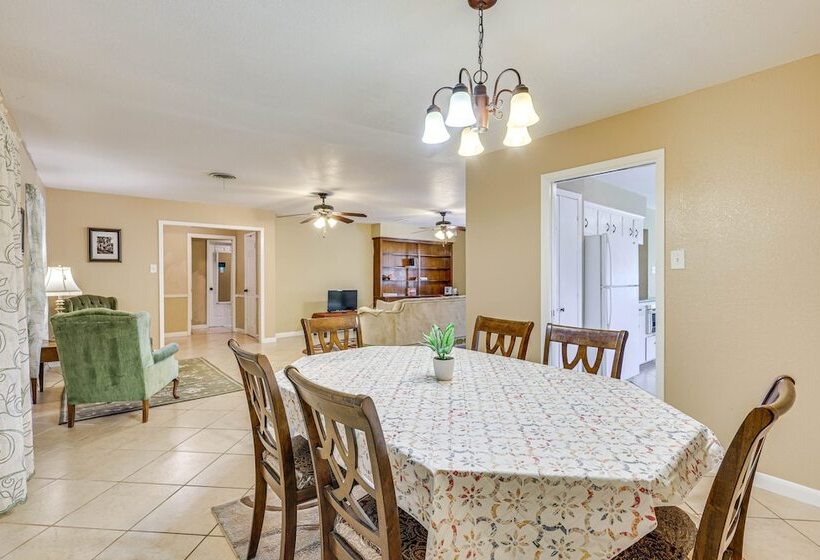 Quiet Houston Home W/ Porch Near Park & Trails!