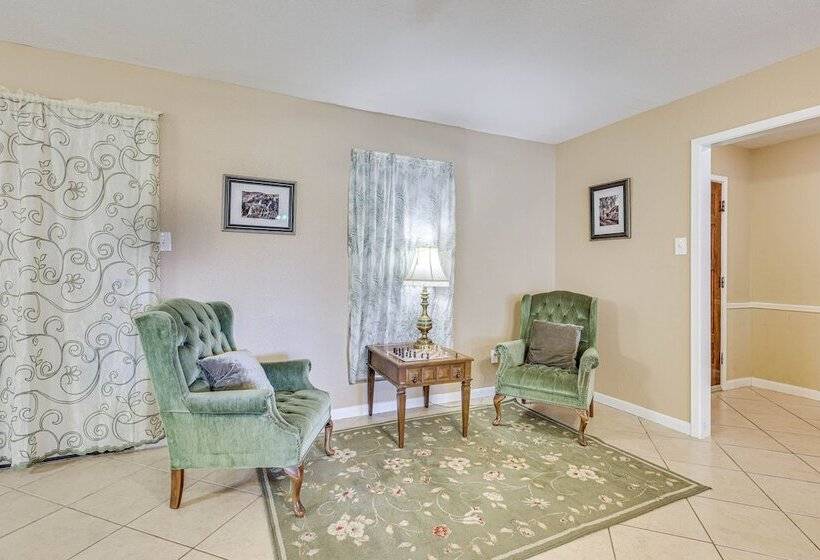 Quiet Houston Home W/ Porch Near Park & Trails!