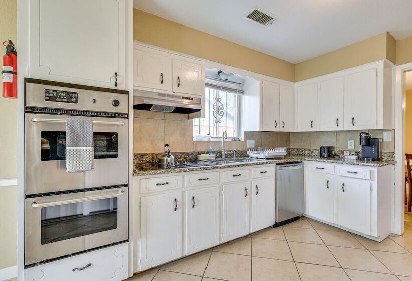 Quiet Houston Home W/ Porch Near Park & Trails!