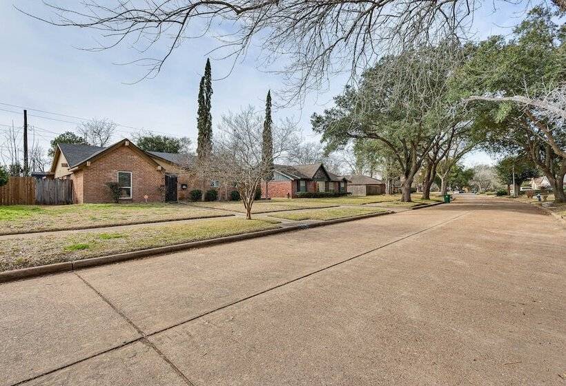 Quiet Houston Home W/ Porch Near Park & Trails!