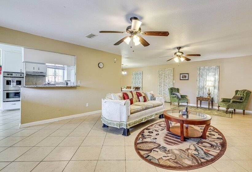 Quiet Houston Home W/ Porch   Near Park & Trails!