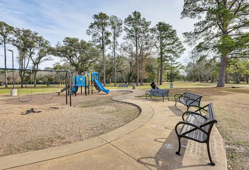 Quiet Houston Home W/ Porch Near Park & Trails!