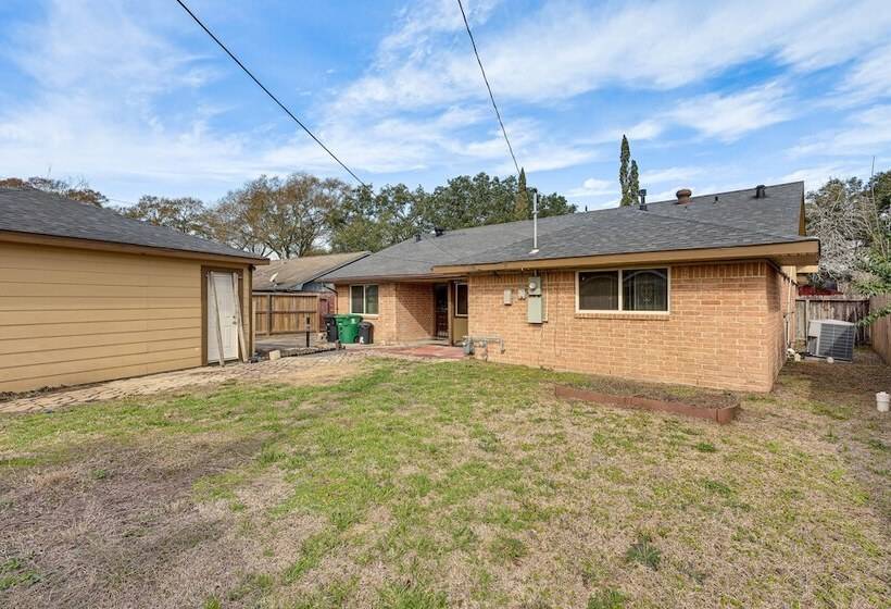 Quiet Houston Home W/ Porch Near Park & Trails!