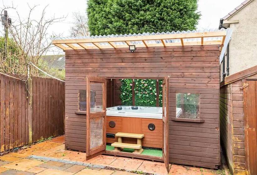 Резиденция Captivating 2 Bed House In Hamilton With Jacuzzi