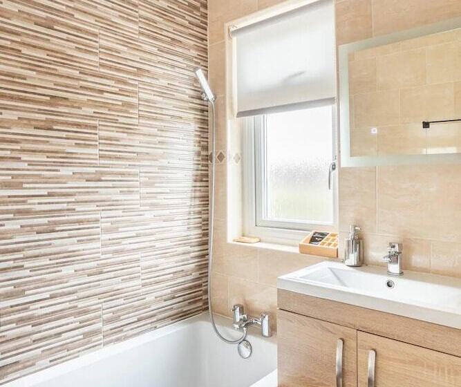 Резиденция Captivating 2 Bed House In Hamilton With Jacuzzi