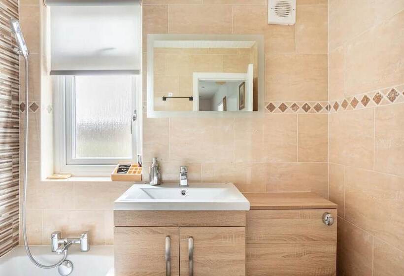 Резиденция Captivating 2 Bed House In Hamilton With Jacuzzi