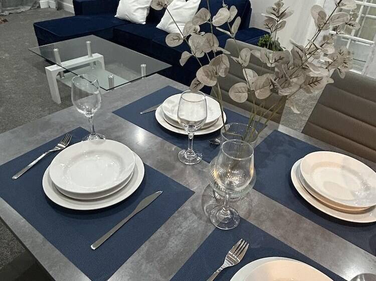 إقامة Charming 3 Bed House In Staines