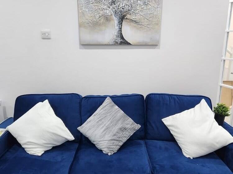 إقامة Charming 3 Bed House In Staines