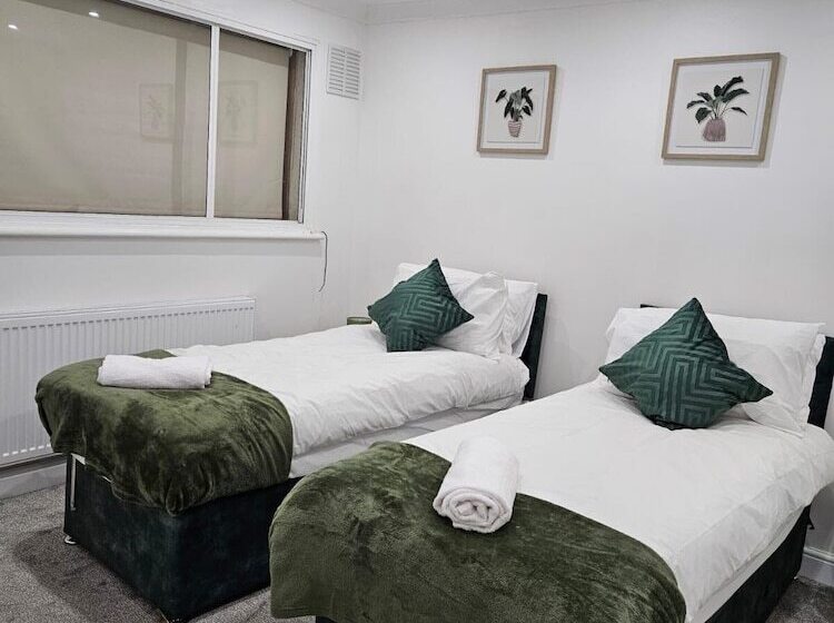 إقامة Charming 3 Bed House In Staines