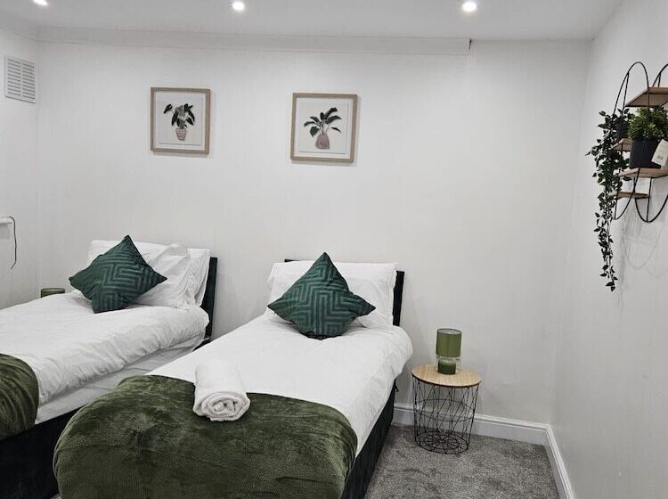 إقامة Charming 3 Bed House In Staines