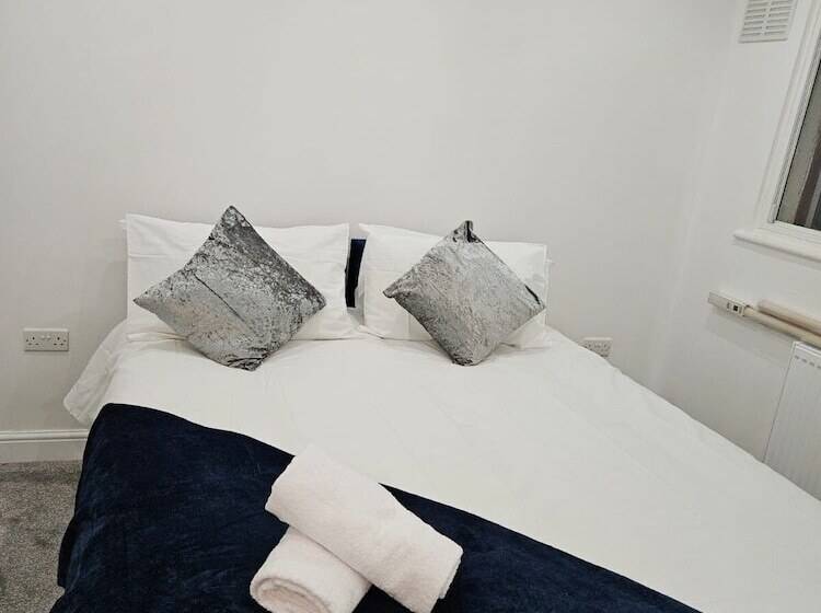 إقامة Charming 3 Bed House In Staines