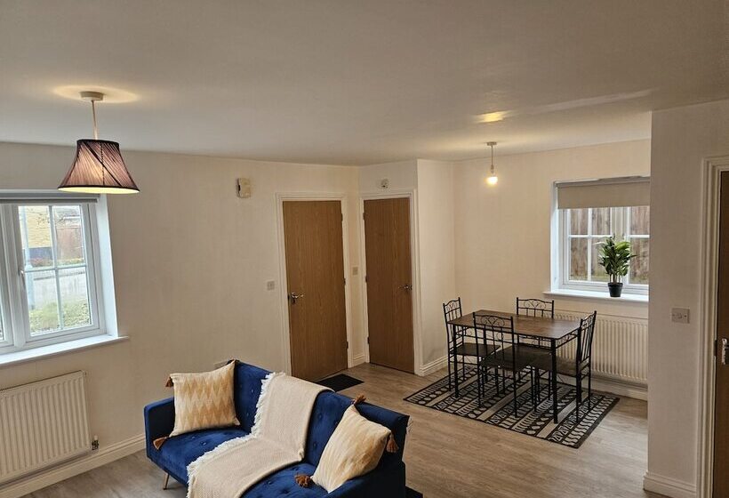 اقامتگاه Impeccable 2 Bed House In Basildon