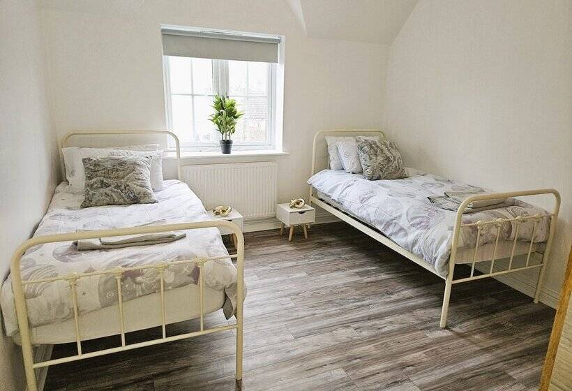 レジデンス Impeccable 2 Bed House In Basildon