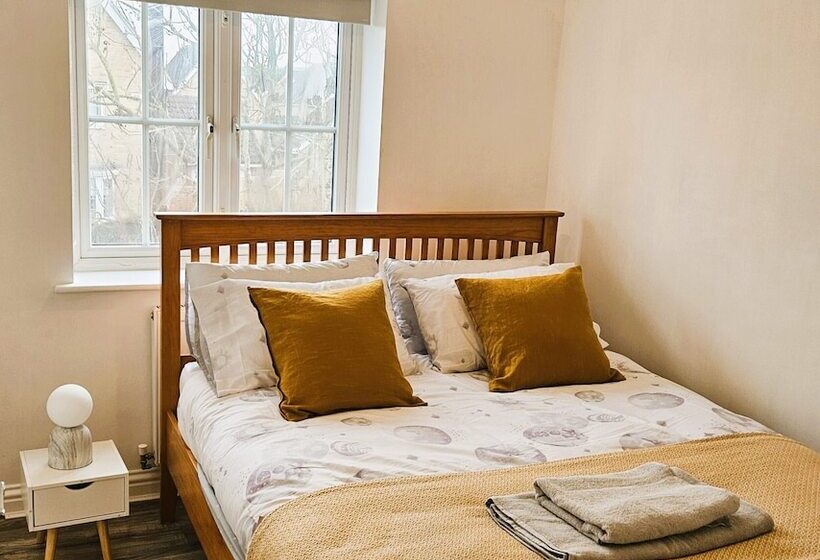 اقامتگاه Impeccable 2 Bed House In Basildon
