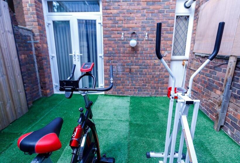 住所 Inviting 3 Bed House In London, Stay Up To 6