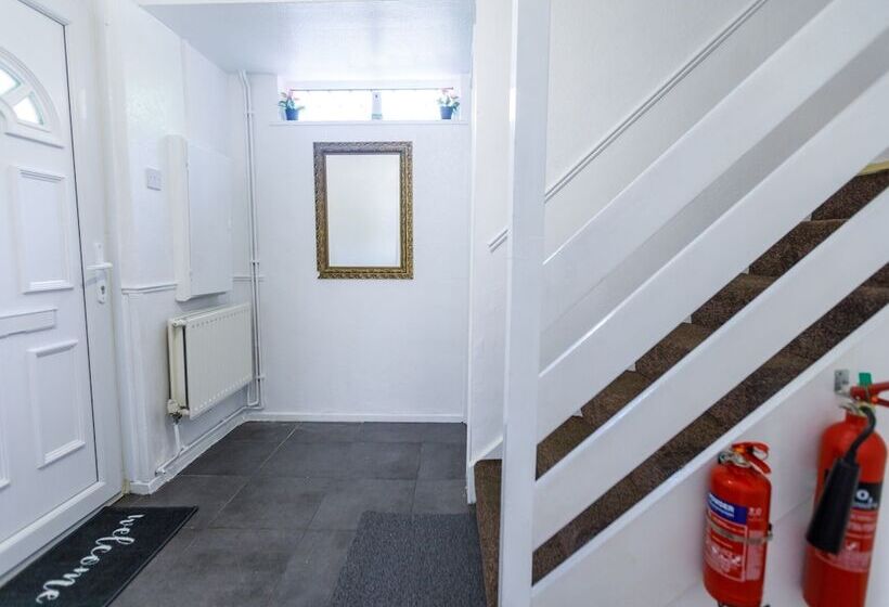 住所 Inviting 3 Bed House In London, Stay Up To 6
