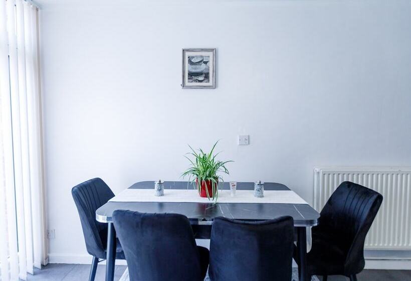 Резиденция Inviting 3 Bed House In London, Stay Up To 6