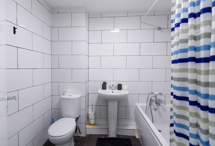住所 Inviting 3 Bed House In London, Stay Up To 6
