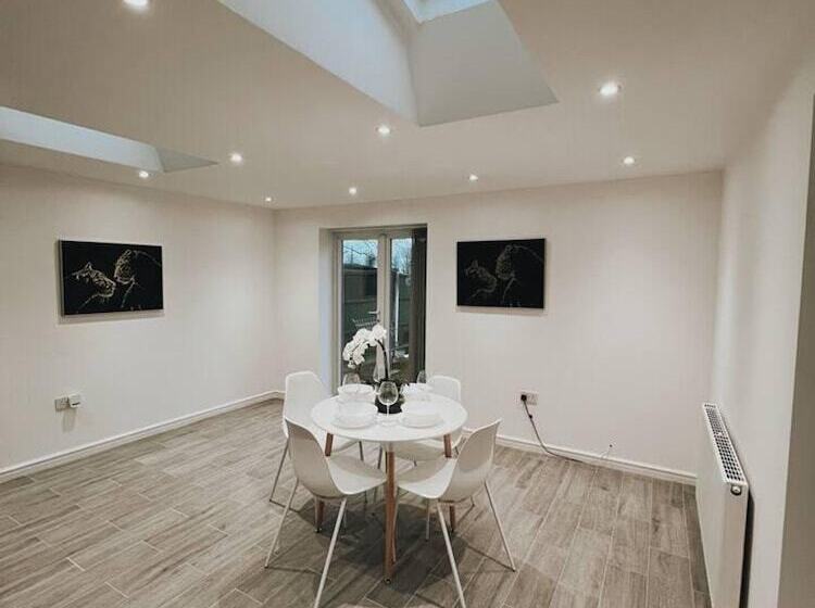 إقامة Stunning 3 Bed House In Oldbury