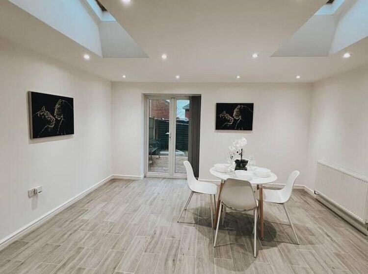 إقامة Stunning 3 Bed House In Oldbury