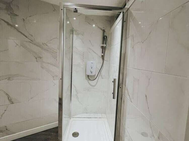 إقامة Stunning 3 Bed House In Oldbury