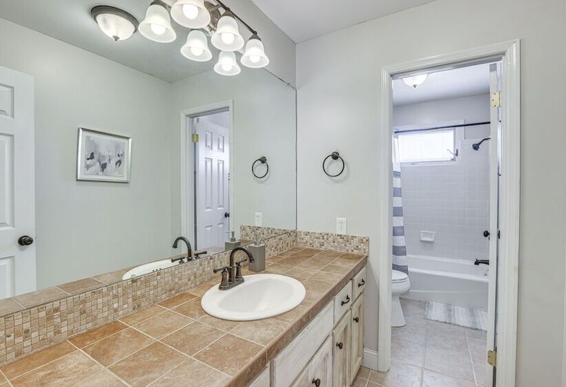 Riverfront Wilsonville Home W/ Dock & Fire Pit!